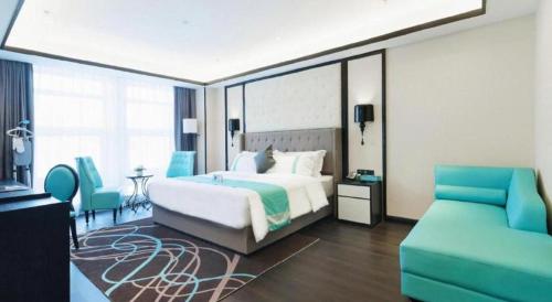 a bedroom with a bed and a couch at Xana Hotelle Jinan Wuanfu Interchange Huafu International Square in Jinan