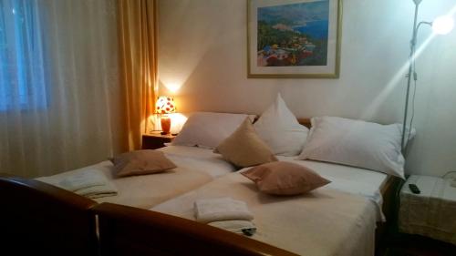 Postel nebo postele na pokoji v ubytování Kameni Val