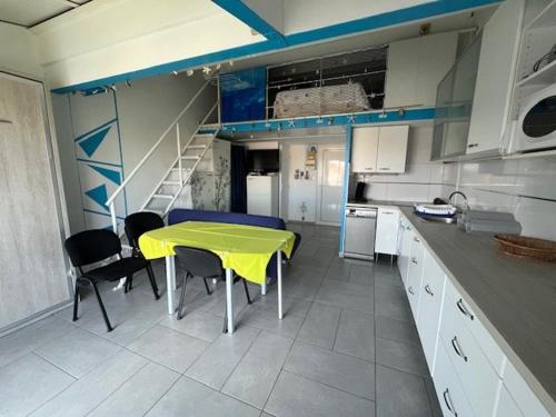 Photo de la galerie de l'établissement Studio Mezzanine, 5 Pers, Animaux, Parking - Cap d'Agde - FR-1-749-97, au Cap d'Agde