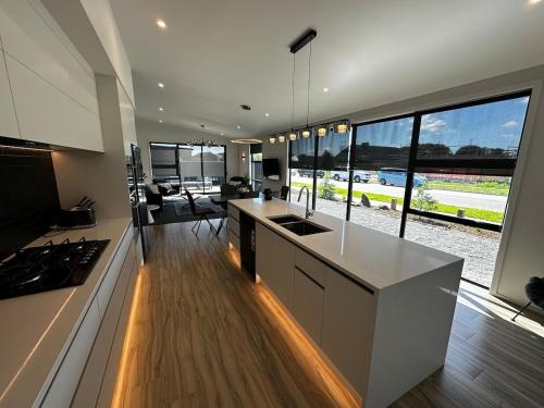 Una televisión o centro de entretenimiento en Tranquil New Home with Stunning Hill Views