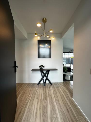 Una televisión o centro de entretenimiento en Tranquil New Home with Stunning Hill Views