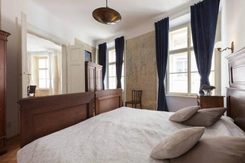 Säng eller sängar i ett rum på Luxury old Town Apartment