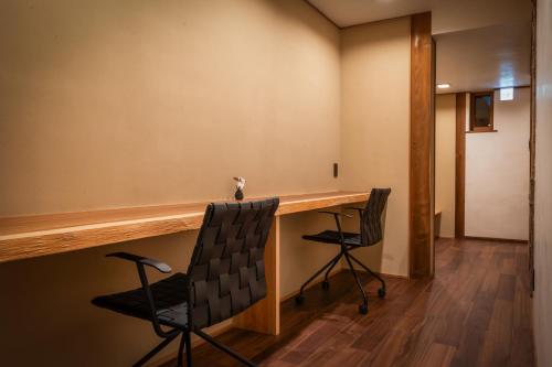 a room with a desk and two chairs at COCO VILLA 長瀞-Sauna- in Nagatoro