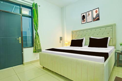 a bedroom with a large bed in a room at Super Hotel O Sector 52 Chandigarh Formerly Hotel Muskan in Chandīgarh