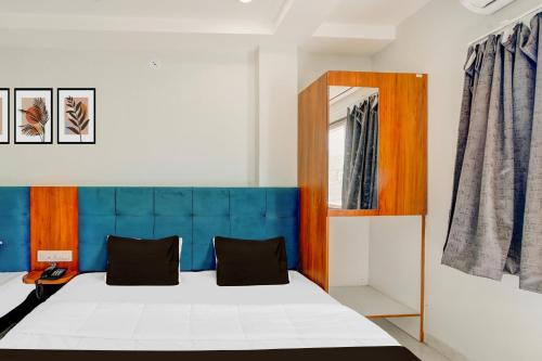 Katil atau katil-katil dalam bilik di Super Collection O Ujjain City Centre Formerly Hotel Olive Inn