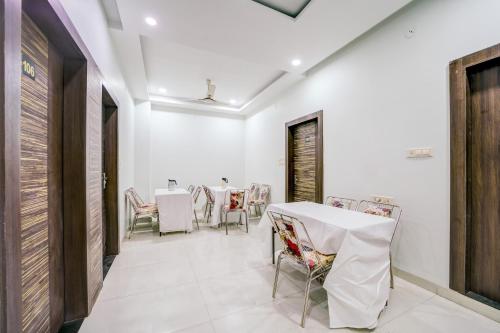 Ruang duduk di Super Collection O Ujjain City Centre Formerly Hotel Olive Inn