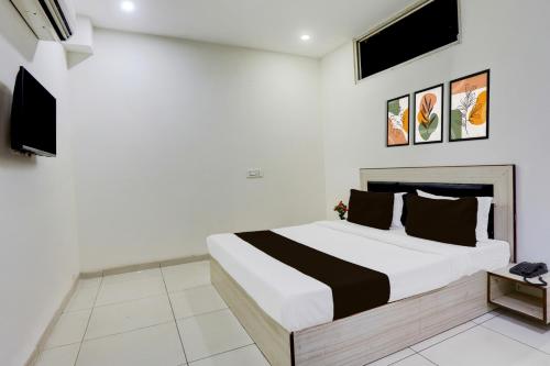 Postel nebo postele na pokoji v ubytování Super Hotel O Lohgarh Road Zirakpur Formerly JB Plaza