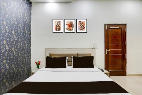 Postel nebo postele na pokoji v ubytování Super Hotel O Lohgarh Road Zirakpur Formerly JB Plaza