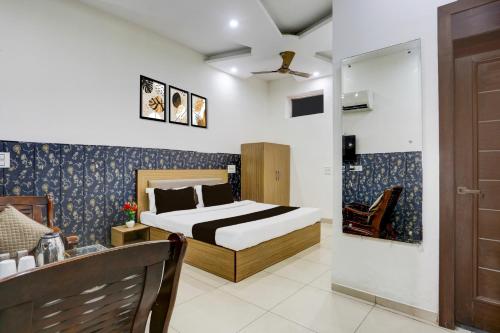 Postel nebo postele na pokoji v ubytování Super Hotel O Lohgarh Road Zirakpur Formerly JB Plaza