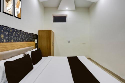 Postel nebo postele na pokoji v ubytování Super Hotel O Lohgarh Road Zirakpur Formerly JB Plaza