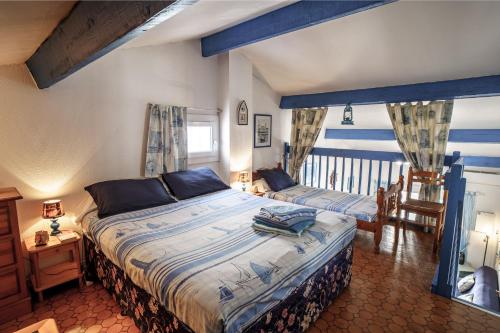 une chambre avec deux lits et un balcon dans l'établissement La Marina, à Saint Cyprien Plage