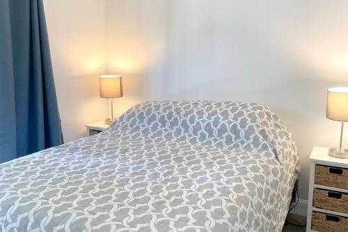 a bedroom with a white bed with two lamps at Puu Koa Palms vacation rental in Haiku
