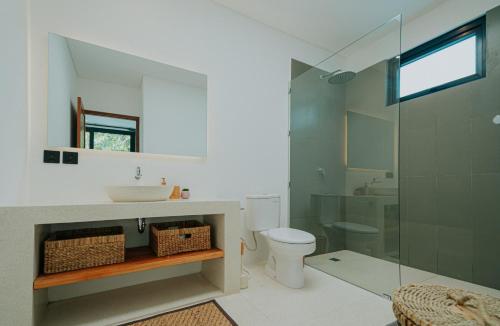 Ένα μπάνιο στο Villa Enam