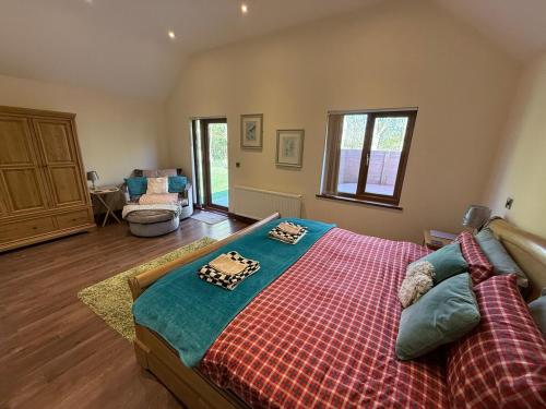 Ένα ή περισσότερα κρεβάτια σε δωμάτιο στο Poppy Lodge-Tranquil-Fishing-Hot Tub-7m to Beach