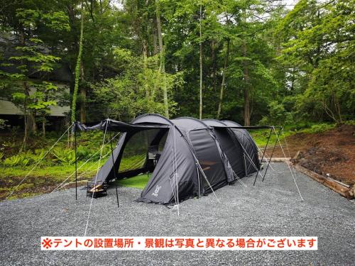 a tent is set up in a parking lot at enico Mt Fuji ラグジュアリーテント Tourmarine in Narusawa