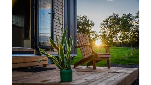 Κήπος έξω από το Bostebacken Gard Tiny House by Tiny Away