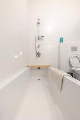 Un baño blanco con inodoro y lavabo. en הבית, en Hagoshrim