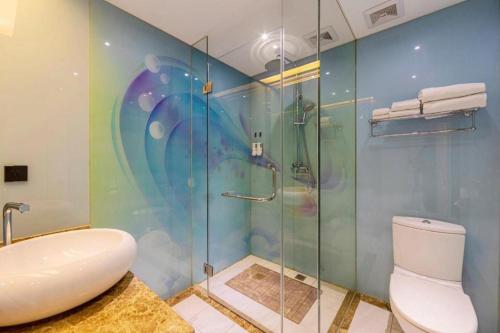 ein Badezimmer mit Toilette und Glasdusche in der Unterkunft Olympic Park Boutique Hotel in Ch'ang-p'ing-hsien