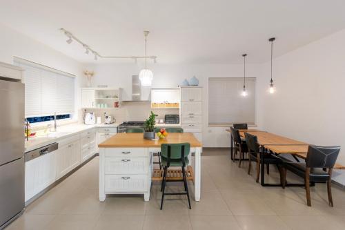 Una cocina o zona de cocina en הבית
