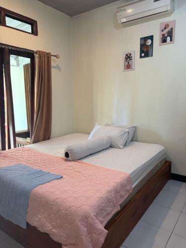 Кровать или кровати в номере Rara Guest House Raja Ampat