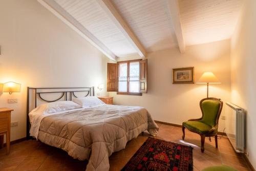 Una cama o camas en una habitación de Tuscan Villa With Pool In The Heart Of Tuscany