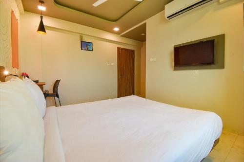 TV a/nebo společenská místnost v ubytování FabHotel Manomay Homes