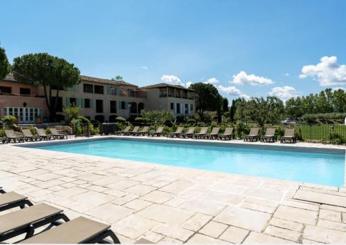 une piscine avec chaises longues et transats dans un complexe hôtelier dans l'établissement Hôtel du Golf de Pont Royal - appartement paisible rez de jardin - terrasse & piscine, à Mallemort