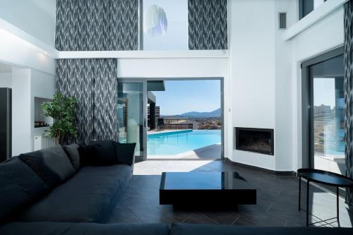 Bazén v ubytování Azure Horizon Villa by A&D Properties nebo v jeho okolí