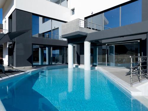 Bazén v ubytování Azure Horizon Villa by A&D Properties nebo v jeho okolí