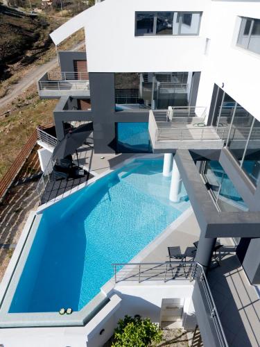 Bazén v ubytování Azure Horizon Villa by A&D Properties nebo v jeho okolí