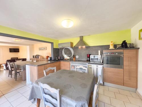 une cuisine avec une table et une salle à manger dans l'établissement COC - Côte et Mer, à Wissant