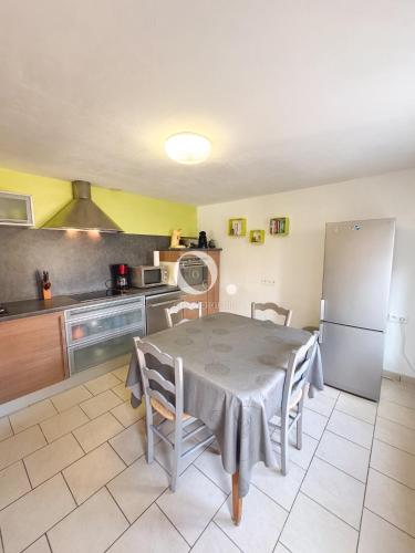 une cuisine avec une table et un réfrigérateur dans l'établissement COC - Côte et Mer, à Wissant