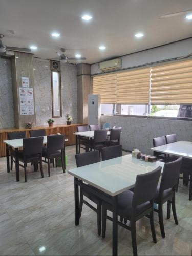 a dining room with tables and chairs in a restaurant at New koa condo hotel in Angeles