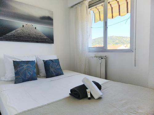 - une chambre avec un lit et un téléphone dans l'établissement Quadruple bedroom apartment, à Cannes