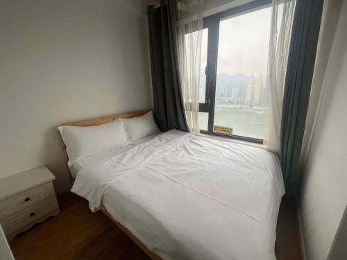 a bed in a room with a window at Yupan Yunge Homestay (Jiefangbei Store) in Chongqing