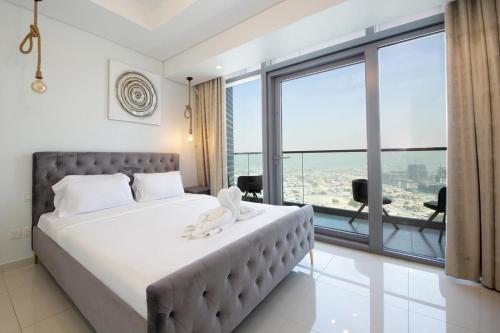 Luxury 2BR Paramount Apt Balcony with Pool and Gym