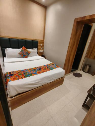Ένα ή περισσότερα κρεβάτια σε δωμάτιο στο Hotel Sun City Near Saifee Hospital And HN Reliance Hospital