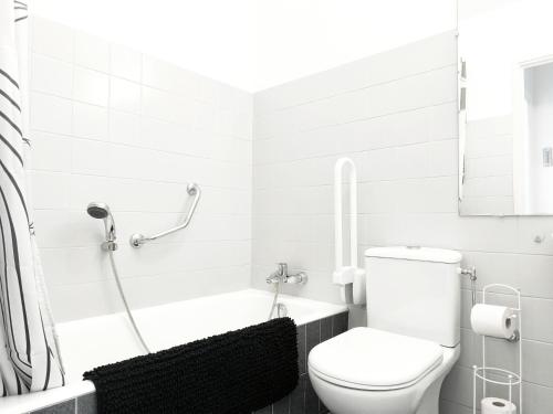 une salle de bain blanche avec toilettes et baignoire dans l'établissement Quadruple bedroom apartment, à Cannes