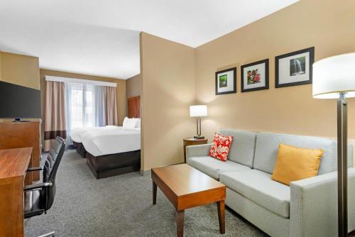 una habitación de hotel con un sofá y una cama en Comfort Suites Oxford I-20 exit 188, en Oxford