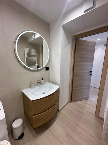 une salle de bain avec un lavabo et un miroir dans l'établissement LES ALLIES - T2 Cavalaire sur Mer, à Cavalaire-sur-Mer