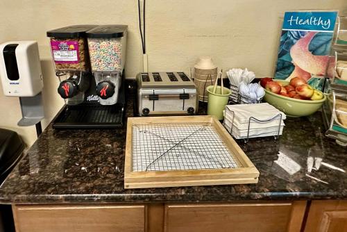 Η κουζίνα ή μικρή κουζίνα στο Quality Suites San Antonio Brooks City Base