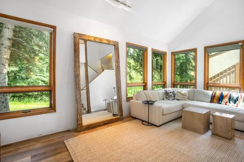 Posezení v ubytování 3A Grouse Glen condo