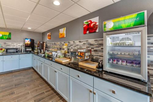 Køkken eller tekøkken på Quality Inn New London