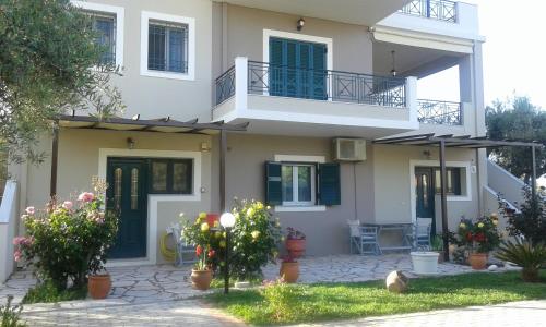 Casa con balcón y patio en Danai, en Tsoukaladhes