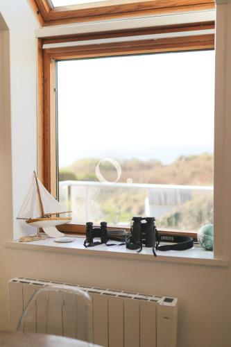 une fenêtre avec vue sur une cuisine avec une cuisinière dans l'établissement COC - Villa Le Grand Terrain - Vue Mer, à Wissant