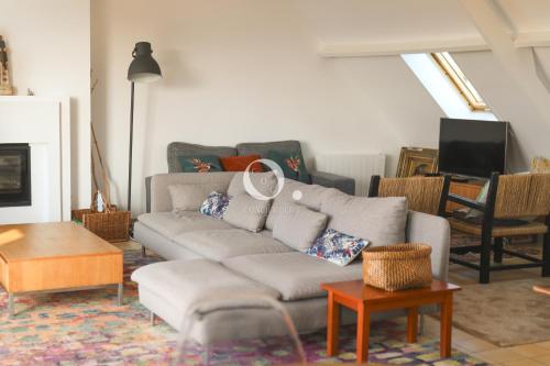 un salon avec un canapé et une table dans l'établissement COC - Villa Le Grand Terrain - Vue Mer, à Wissant