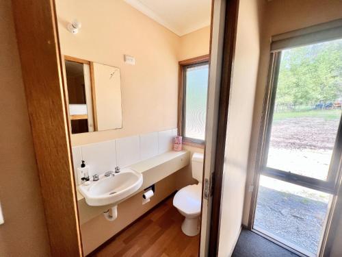 Koupelna v ubytování Albaski Lodge Room 2