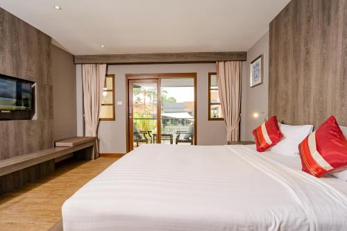 Кровать или кровати в номере Naiya Buree Boutique Resort Nai Harn Beach