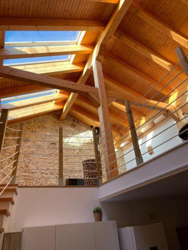 a room with wooden ceilings and wooden beams at La Casuca De la Iglesia in Ubiarco