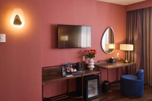 Kin Hotel Ly Tu Trongにあるテレビまたはエンターテインメントセンター